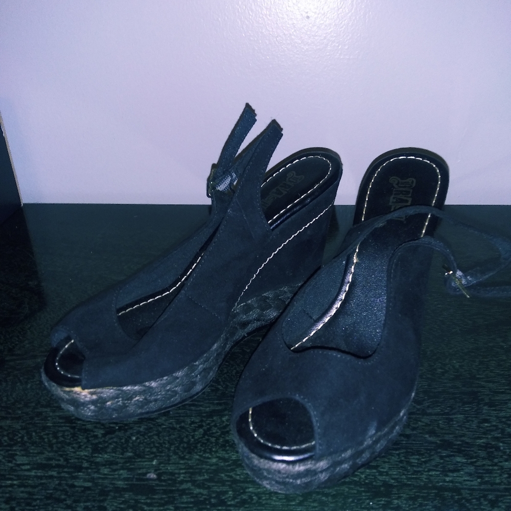 Brash black wedges